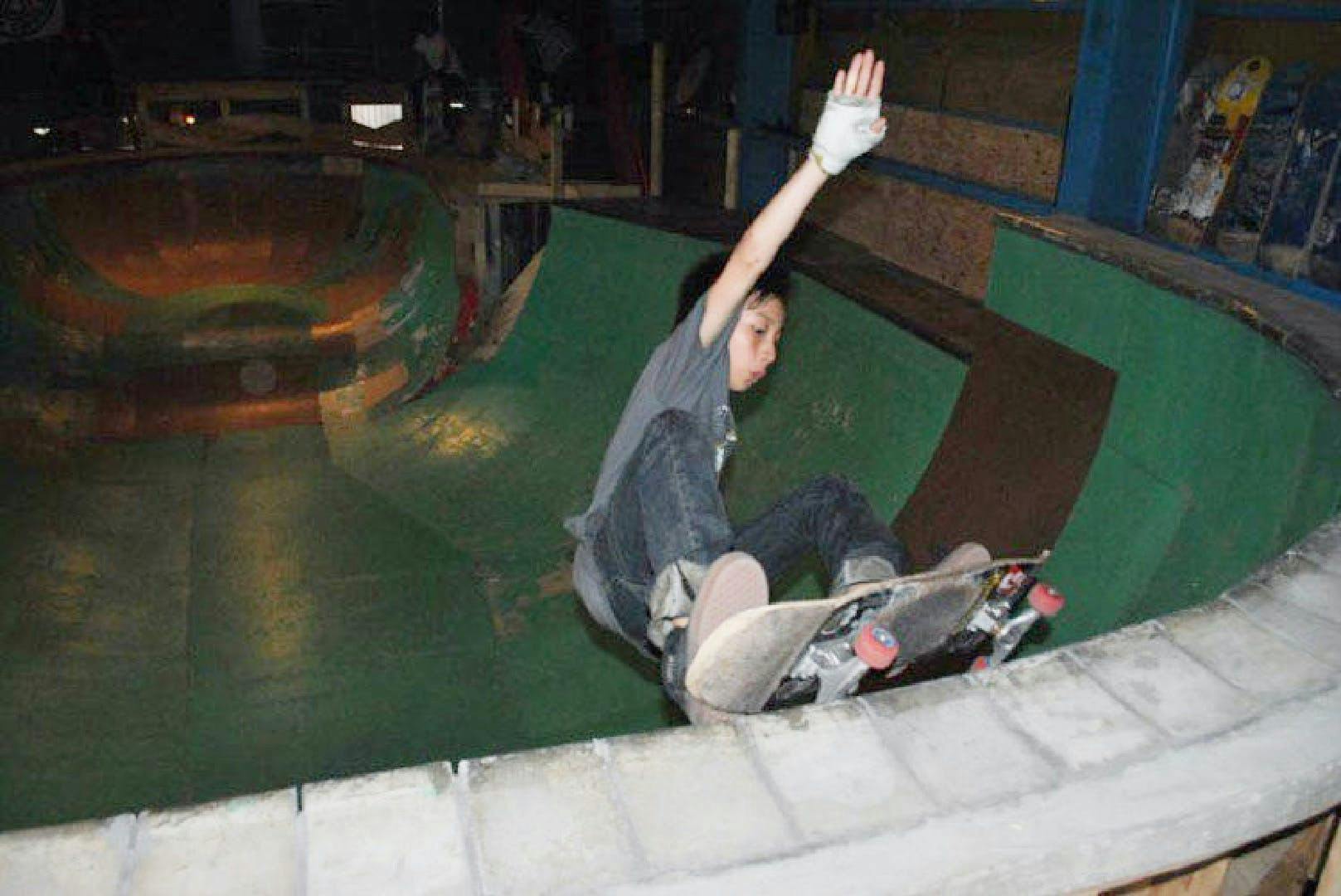 Takeshi in his childhood deciding to do a front grind in the FUZENNA bowl./ FUZENNAボウルでフロントグラインドを決める幼き日のタケシ。