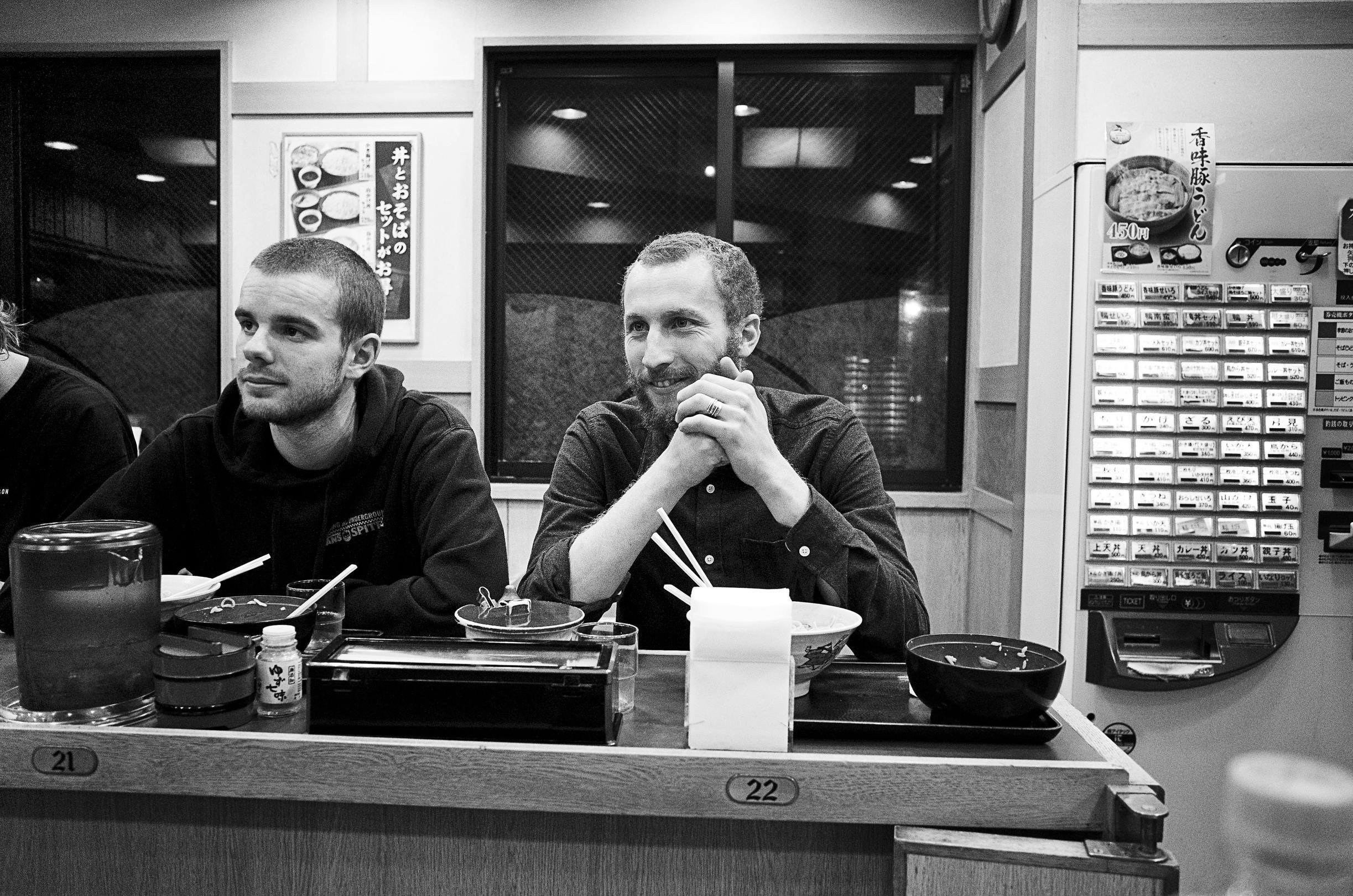 左:マックス、右: ジョセフ。ソバ・ヌードルもお気に入りの様子。 Left: Max, Right: Joseph. Looks like they're both big fans of soba noodles!