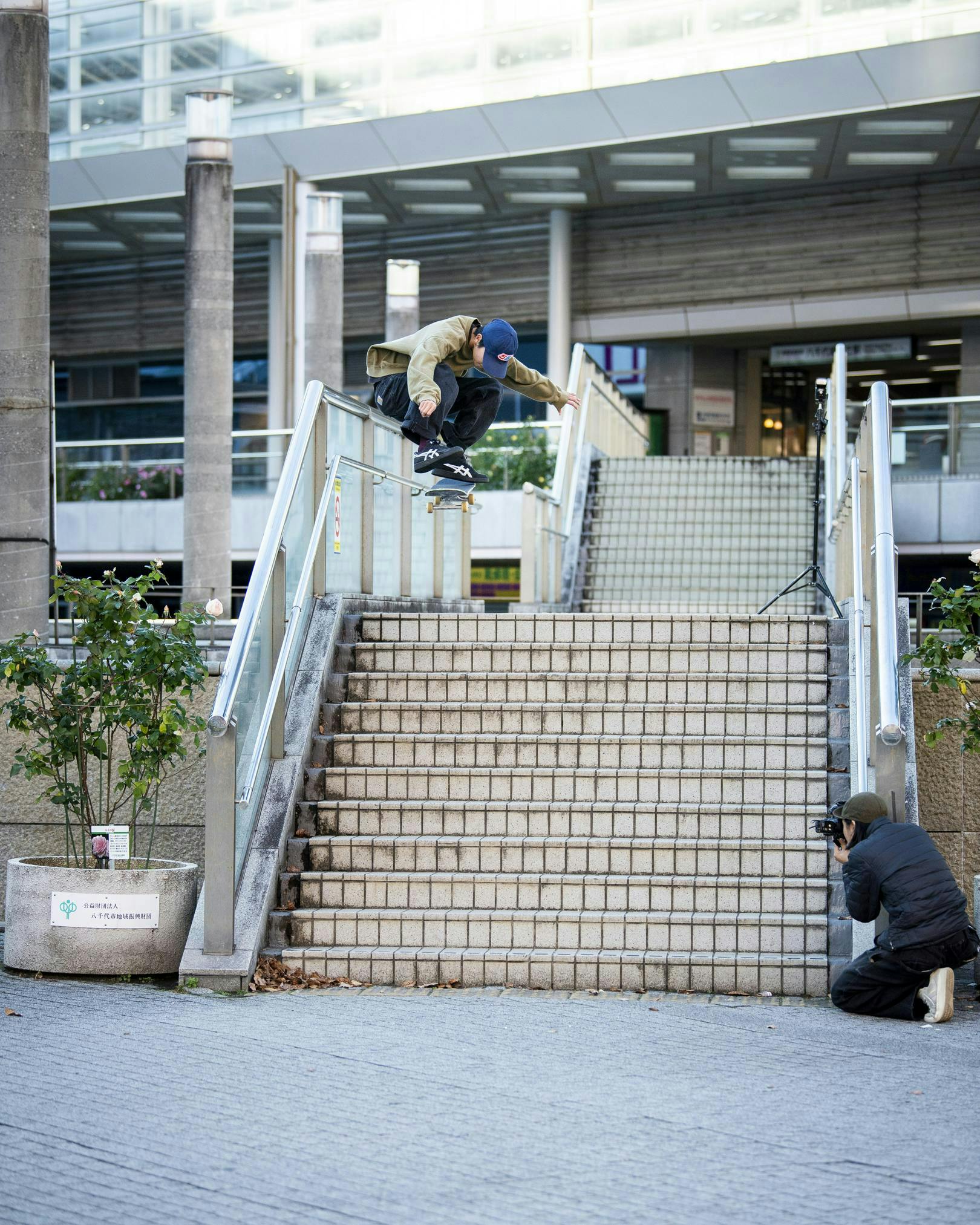 From another angle.  Beautifull heelflip he has. Please share us....